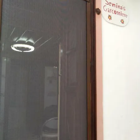 Seminas Garconniere سكوبيلوس تاون
